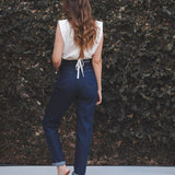 Calça Jeans Mom Azul Escuro Eco Denim™. Compre online moda sustentável e atemporal na Minimadeia. Roupas femininas estilosas, básicas e sustentáveis. Foto produto 06