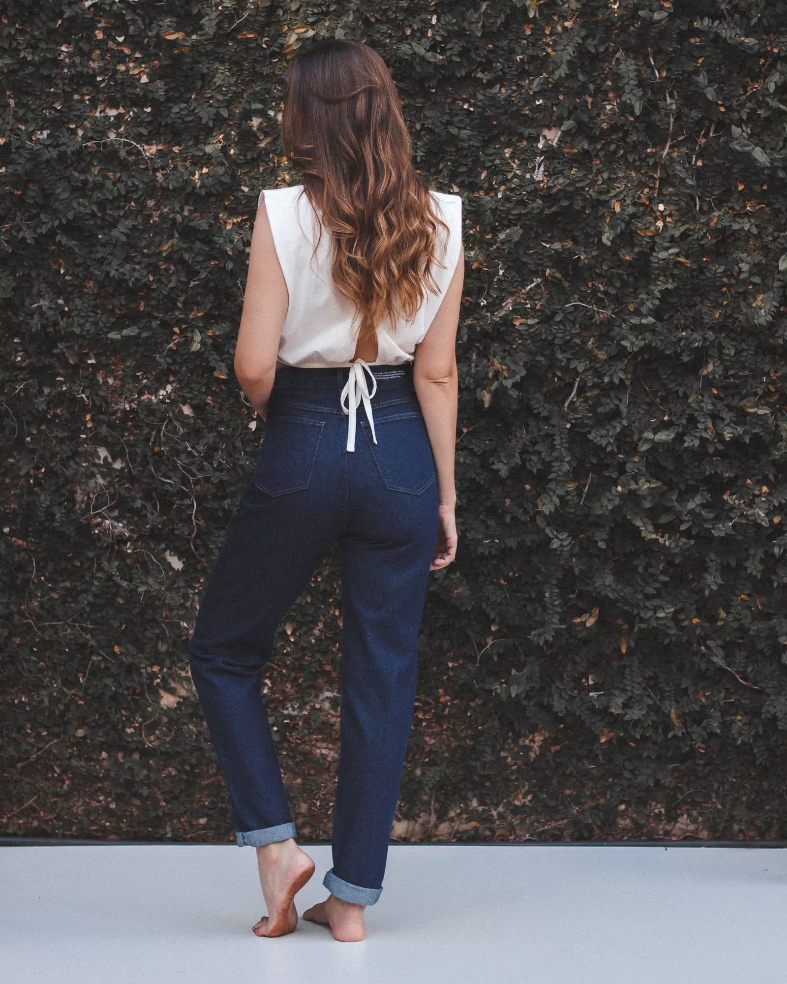 Calça Jeans Mom Azul Escuro Eco Denim™. Compre online moda sustentável e atemporal na Minimadeia. Roupas femininas estilosas, básicas e sustentáveis. Foto produto 06