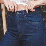 Calça Jeans Mom Azul Escuro Eco Denim™. Compre online moda sustentável e atemporal na Minimadeia. Roupas femininas estilosas, básicas e sustentáveis. Foto produto 03