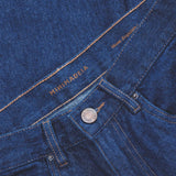 Calça Jeans Mom Azul Escuro Eco Denim™. Compre online moda sustentável e atemporal na Minimadeia. Roupas femininas estilosas, básicas e sustentáveis. Foto produto 07