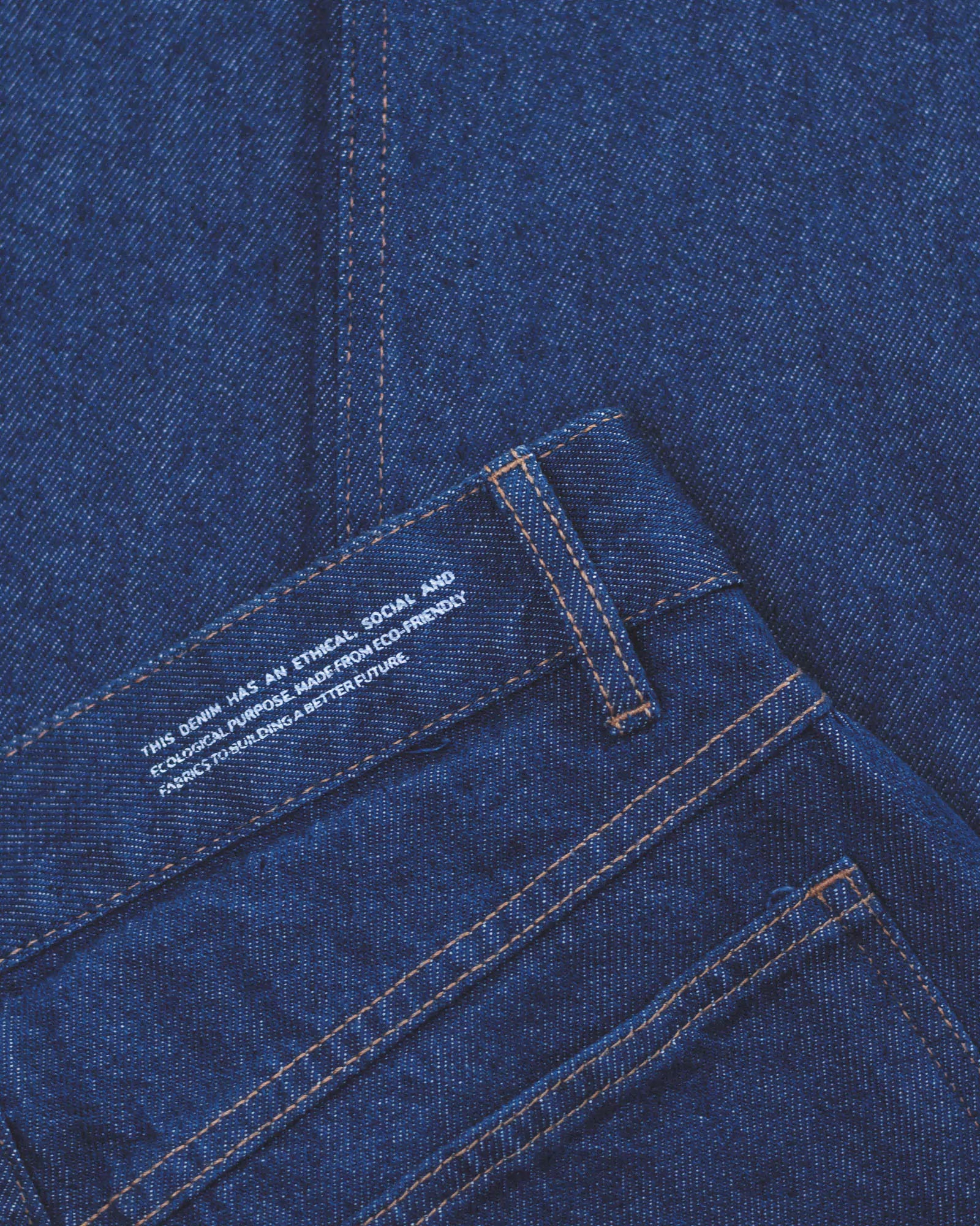 Calça Mom Jeans Azul Escuro Eco Denim™. Compre online moda sustentável e atemporal na Minimadeia. Roupas femininas estilosas, básicas e sustentáveis. Foto produto destaque