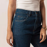 Calça Mom Jeans Barra Fio Azul Escuro Eco Denim™. Compre online moda sustentável e atemporal na Minimadeia. Roupas femininas estilosas, básicas e sustentáveis. Foto produto 03