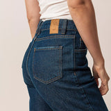 Calça Mom Jeans Barra Fio Azul Escuro Eco Denim™. Compre online moda sustentável e atemporal na Minimadeia. Roupas femininas estilosas, básicas e sustentáveis. Foto produto 02