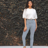 Calça Jeans Skinny Azul Claro Eco Denim™. Compre online moda sustentável e atemporal na Minimadeia. Roupas femininas estilosas, básicas e sustentáveis. Foto produto 01