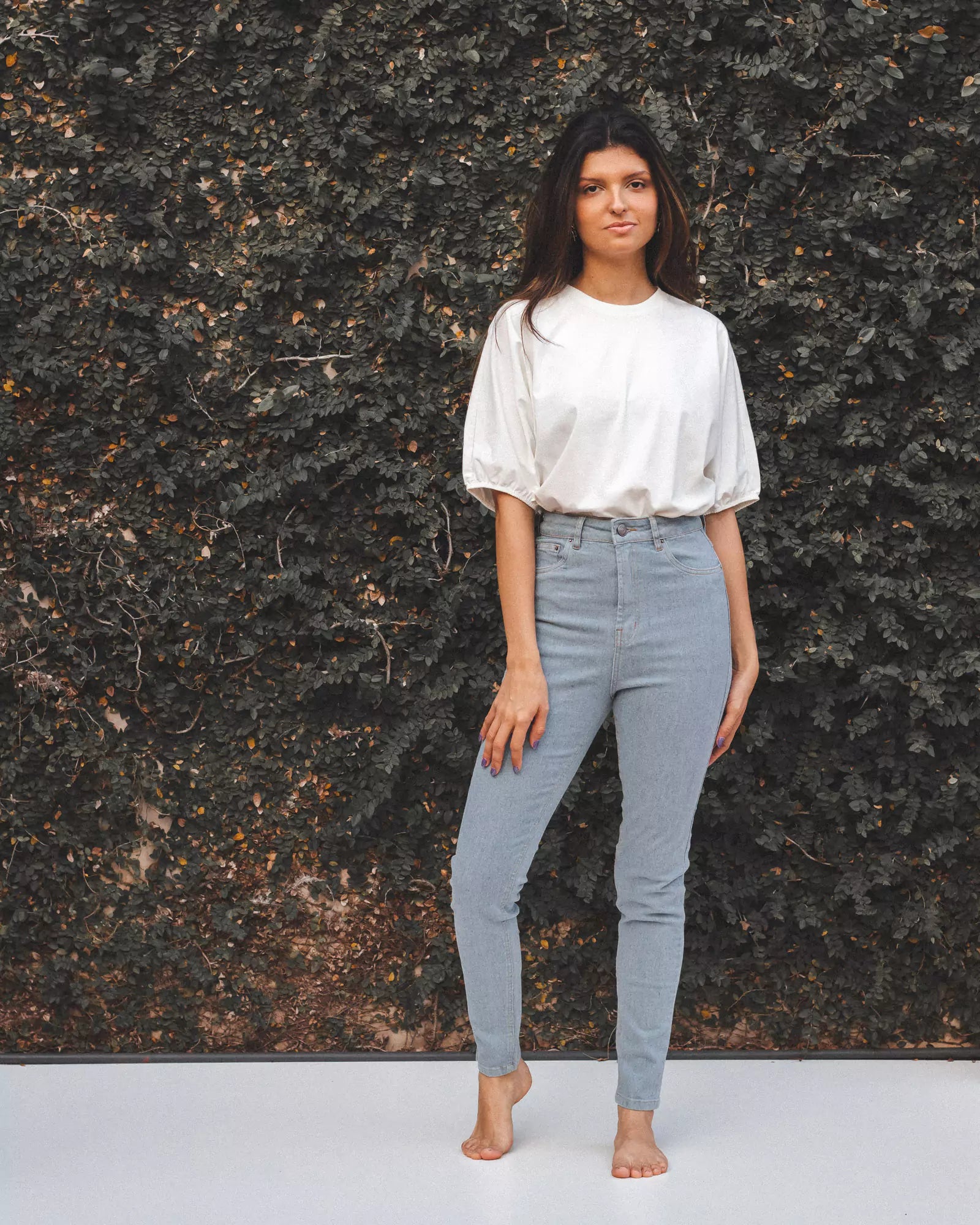 Calça Jeans Skinny Azul Claro Eco Denim™. Compre online moda sustentável e atemporal na Minimadeia. Roupas femininas estilosas, básicas e sustentáveis. Foto produto 01