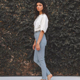 Calça Jeans Skinny Azul Claro Eco Denim™. Compre online moda sustentável e atemporal na Minimadeia. Roupas femininas estilosas, básicas e sustentáveis. Foto produto 05