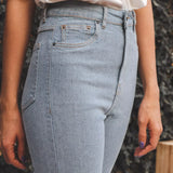 Calça Jeans Skinny Azul Claro Eco Denim™. Compre online moda sustentável e atemporal na Minimadeia. Roupas femininas estilosas, básicas e sustentáveis. Foto produto 03