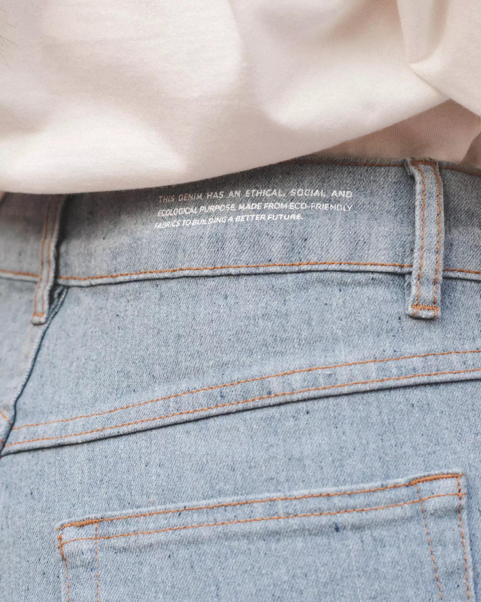 Calça Jeans Skinny Azul Claro Eco Denim™. Compre online moda sustentável e atemporal na Minimadeia. Roupas femininas estilosas, básicas e sustentáveis. Foto produto 06