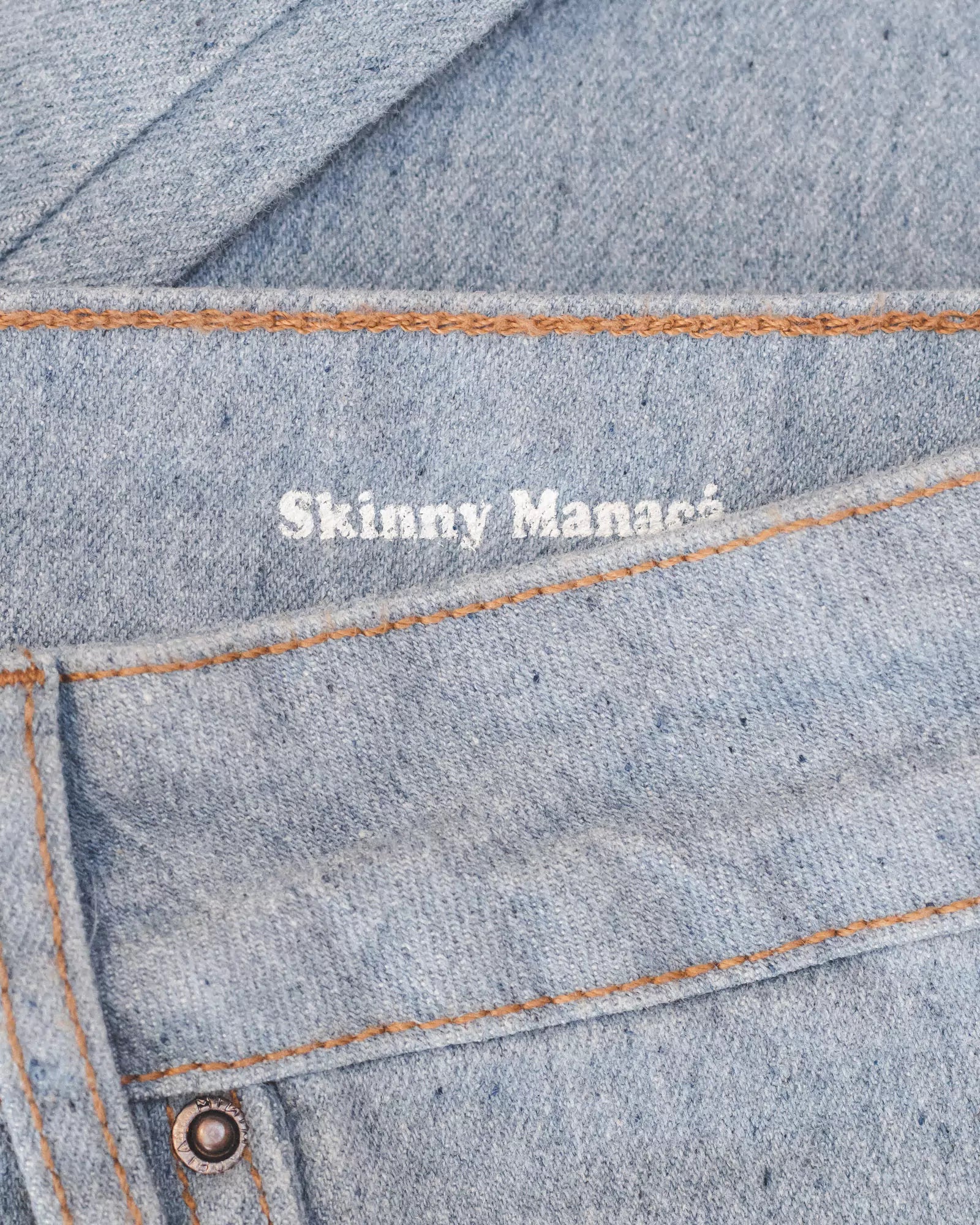 Calça Jeans Skinny Azul Claro Eco Denim™. Compre online moda sustentável e atemporal na Minimadeia. Roupas femininas estilosas, básicas e sustentáveis. Foto produto 07
