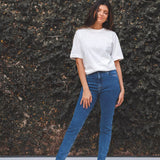 Calça Jeans Skinny Azul Médio Eco Denim™. Compre online moda sustentável e atemporal na Minimadeia. Roupas femininas estilosas, básicas e sustentáveis. Foto produto 01