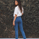 Calça Jeans Skinny Azul Médio Eco Denim™. Compre online moda sustentável e atemporal na Minimadeia. Roupas femininas estilosas, básicas e sustentáveis. Foto produto 05