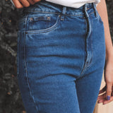 Calça Jeans Skinny Azul Médio Eco Denim™. Compre online moda sustentável e atemporal na Minimadeia. Roupas femininas estilosas, básicas e sustentáveis. Foto produto 02