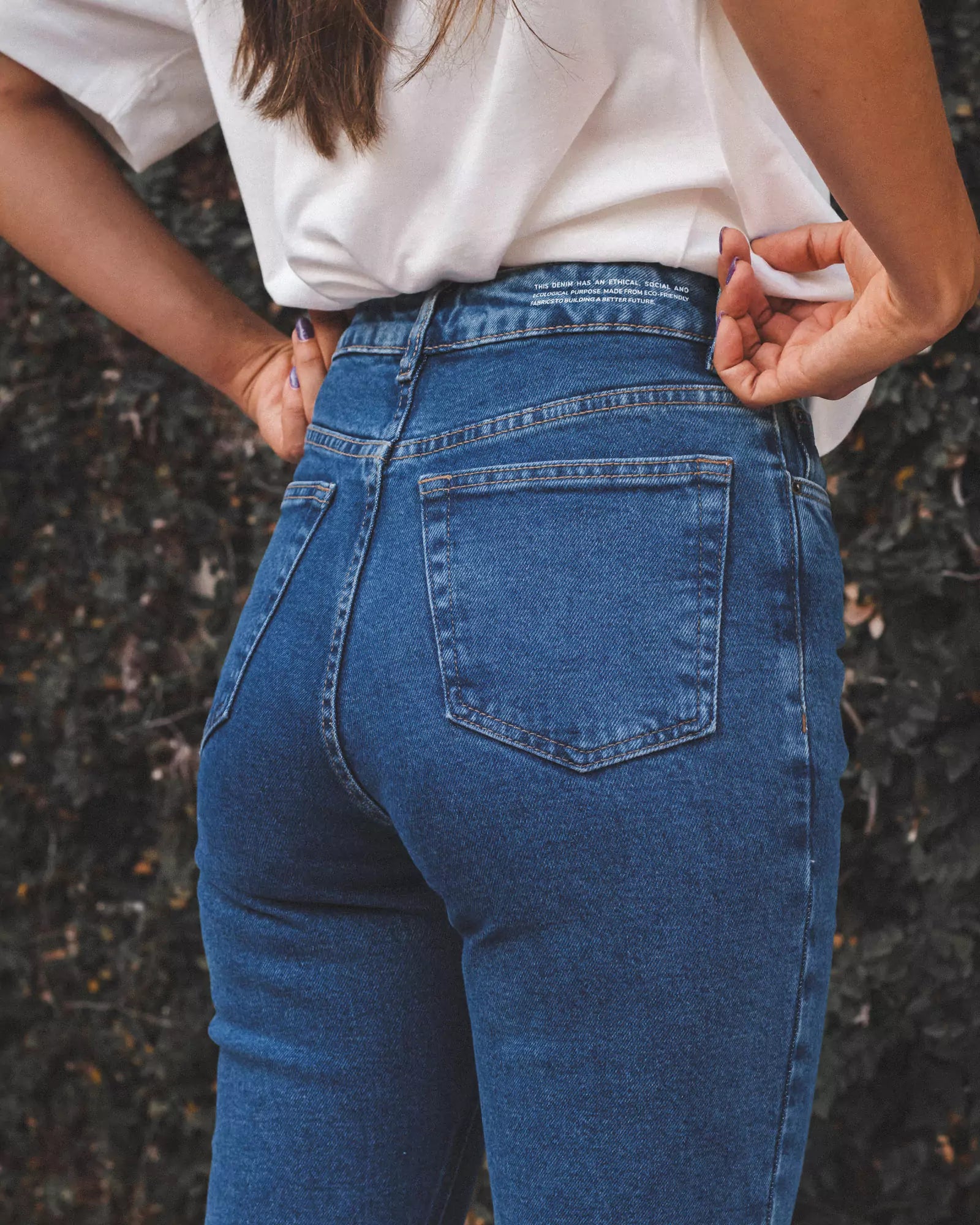 Calça Jeans Skinny Azul Médio Eco Denim™. Compre online moda sustentável e atemporal na Minimadeia. Roupas femininas estilosas, básicas e sustentáveis. Foto produto 03