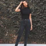 Calça Jeans Skinny Preto Eco Denim™. Compre online moda sustentável e atemporal na Minimadeia. Roupas femininas estilosas, básicas e sustentáveis. Foto produto 01