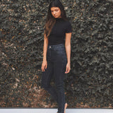 Calça Jeans Skinny Preto Eco Denim™. Compre online moda sustentável e atemporal na Minimadeia. Roupas femininas estilosas, básicas e sustentáveis. Foto produto 05