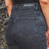 Calça Jeans Skinny Preto Eco Denim™. Compre online moda sustentável e atemporal na Minimadeia. Roupas femininas estilosas, básicas e sustentáveis. Foto produto 02