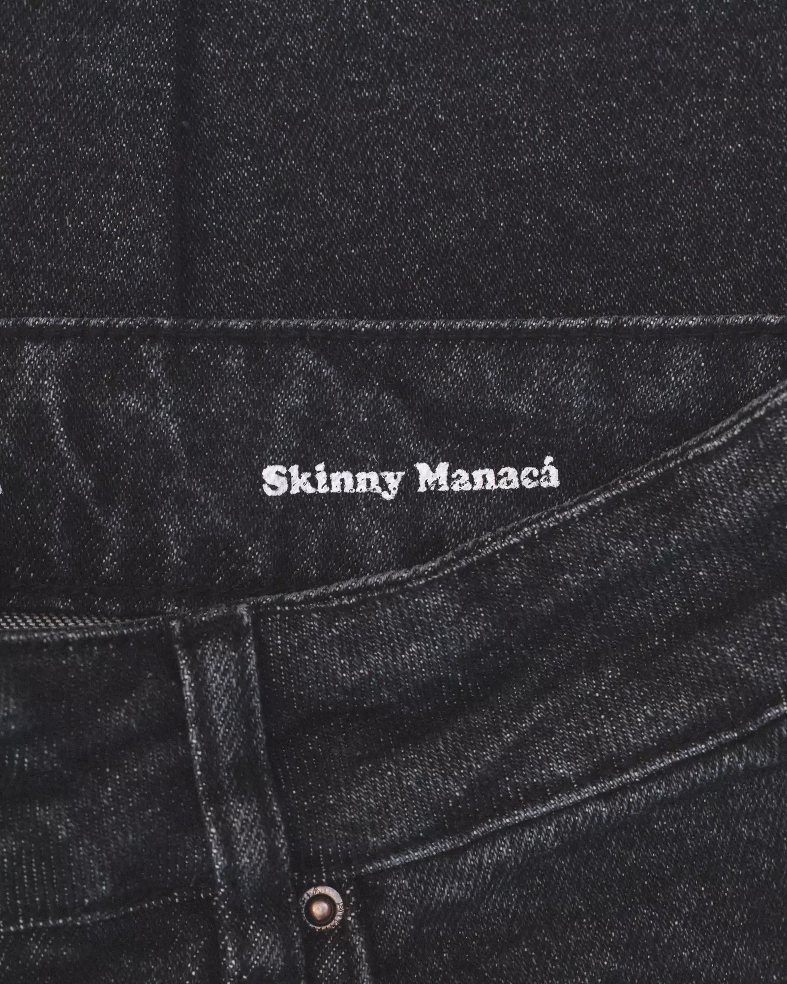 Calça Jeans Skinny Preto Eco Denim™. Compre online moda sustentável e atemporal na Minimadeia. Roupas femininas estilosas, básicas e sustentáveis. Foto produto 07