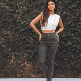 Calça Jeans Skinny Verde Escuro Eco Denim™. Compre online moda sustentável e atemporal na Minimadeia. Roupas femininas estilosas, básicas e sustentáveis. Foto produto 01