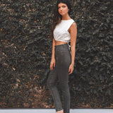 Calça Jeans Skinny Verde Escuro Eco Denim™. Compre online moda sustentável e atemporal na Minimadeia. Roupas femininas estilosas, básicas e sustentáveis. Foto produto 05