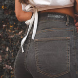 Calça Jeans Skinny Verde Escuro Eco Denim™. Compre online moda sustentável e atemporal na Minimadeia. Roupas femininas estilosas, básicas e sustentáveis. Foto produto 02