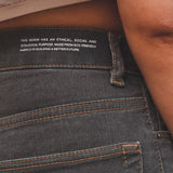 Calça Jeans Skinny Verde Escuro Eco Denim™. Compre online moda sustentável e atemporal na Minimadeia. Roupas femininas estilosas, básicas e sustentáveis. Foto produto 06