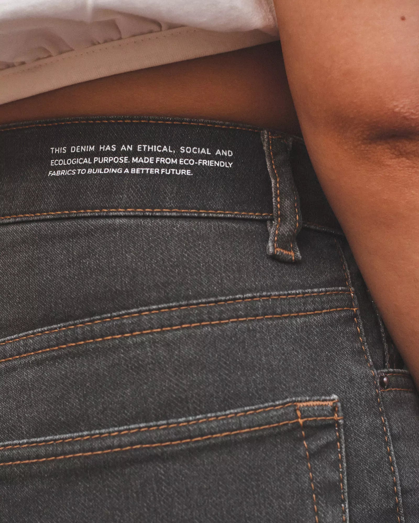 Calça Jeans Skinny Verde Escuro Eco Denim™. Compre online moda sustentável e atemporal na Minimadeia. Roupas femininas estilosas, básicas e sustentáveis. Foto produto 06