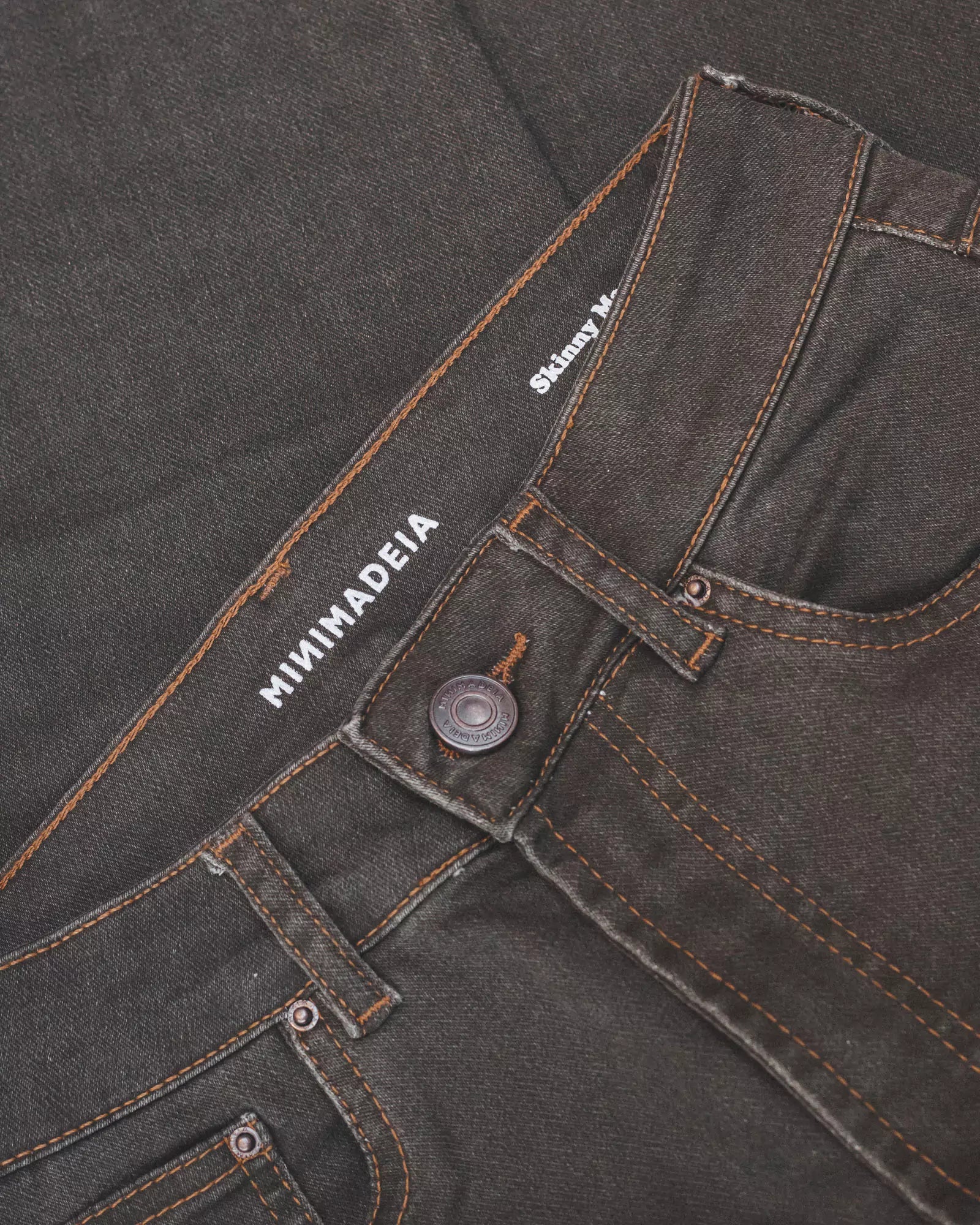 Calça Jeans Skinny Verde Escuro Eco Denim™. Compre online moda sustentável e atemporal na Minimadeia. Roupas femininas estilosas, básicas e sustentáveis. Foto produto 07