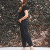 Calça Jeans Slouchy Preto Eco Denim™. Compre online moda sustentável e atemporal na Minimadeia. Roupas femininas estilosas, básicas e sustentáveis. Foto produto 04