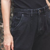 Calça Jeans Slouchy Preto Eco Denim™. Compre online moda sustentável e atemporal na Minimadeia. Roupas femininas estilosas, básicas e sustentáveis. Foto produto 03