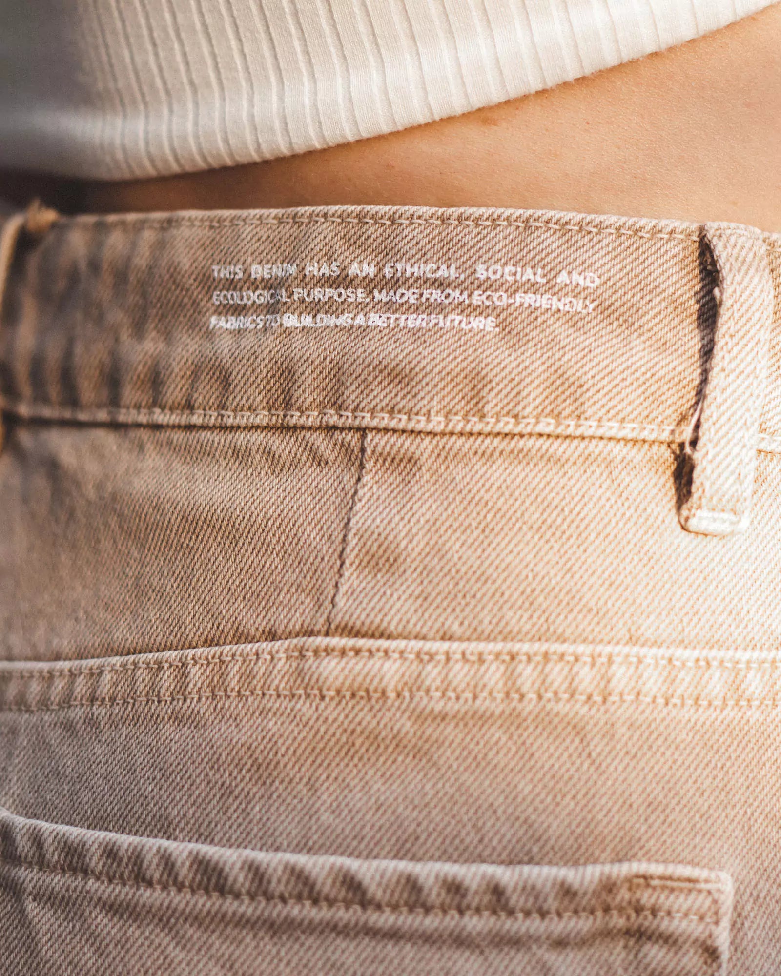 Calça Jeans Slouchy Marrom Claro Eco Denim™. Compre online moda sustentável e atemporal na Minimadeia. Roupas femininas estilosas, básicas e sustentáveis. Foto produto 06