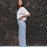 Calça Jeans Wide Leg Azul Claro Eco Denim™. Compre online moda sustentável e atemporal na Minimadeia. Roupas femininas estilosas, básicas e sustentáveis. Foto produto 05