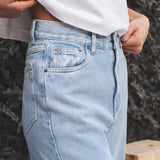 Calça Jeans Wide Leg Azul Claro Eco Denim™. Compre online moda sustentável e atemporal na Minimadeia. Roupas femininas estilosas, básicas e sustentáveis. Foto produto 03