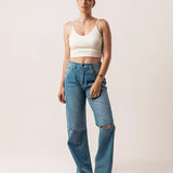 Calça Wide Leg com Rasgos Jeans Azul Médio Eco Denim™. Compre online moda sustentável e atemporal na Minimadeia. Roupas femininas estilosas, básicas e sustentáveis. Foto produto 01