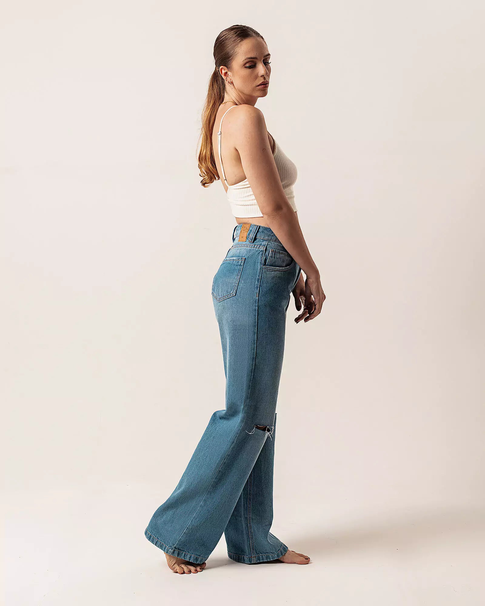 Calça Wide Leg com Rasgos Jeans Azul Médio Eco Denim™. Compre online moda sustentável e atemporal na Minimadeia. Roupas femininas estilosas, básicas e sustentáveis. Foto produto 06