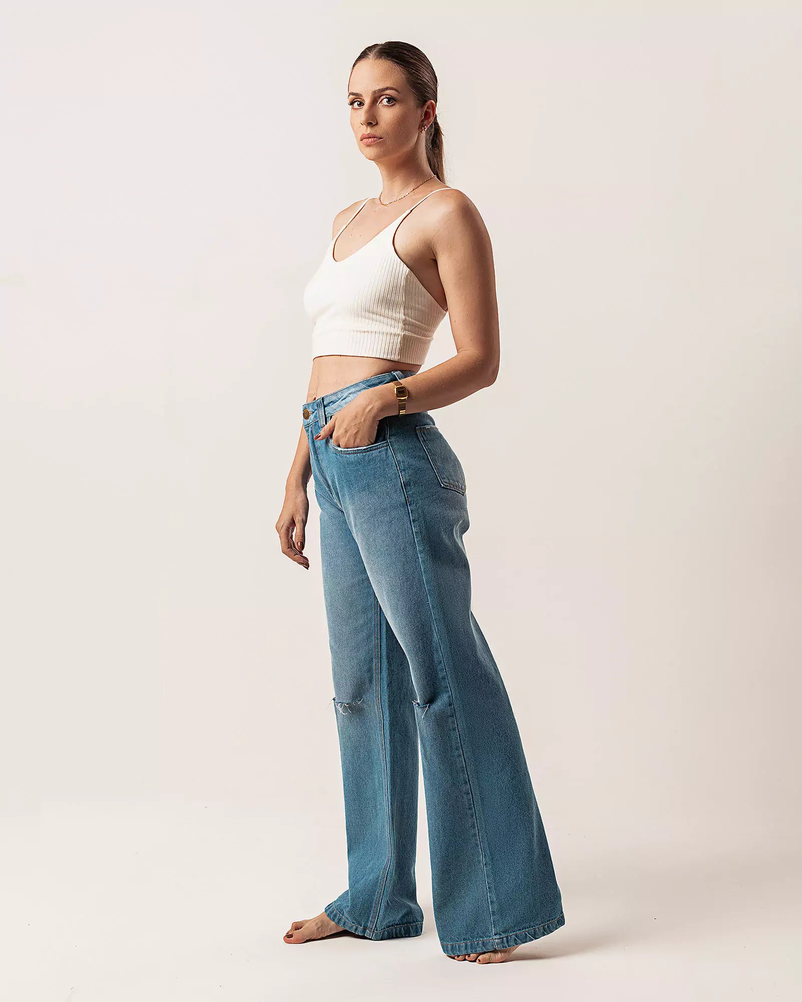 Calça Wide Leg com Rasgos Jeans Azul Médio Eco Denim™. Compre online moda sustentável e atemporal na Minimadeia. Roupas femininas estilosas, básicas e sustentáveis. Foto produto 08