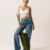 Calça Wide Leg com Rasgos Jeans Azul Médio Eco Denim™. Compre online moda sustentável e atemporal na Minimadeia. Roupas femininas estilosas, básicas e sustentáveis. Foto produto 07