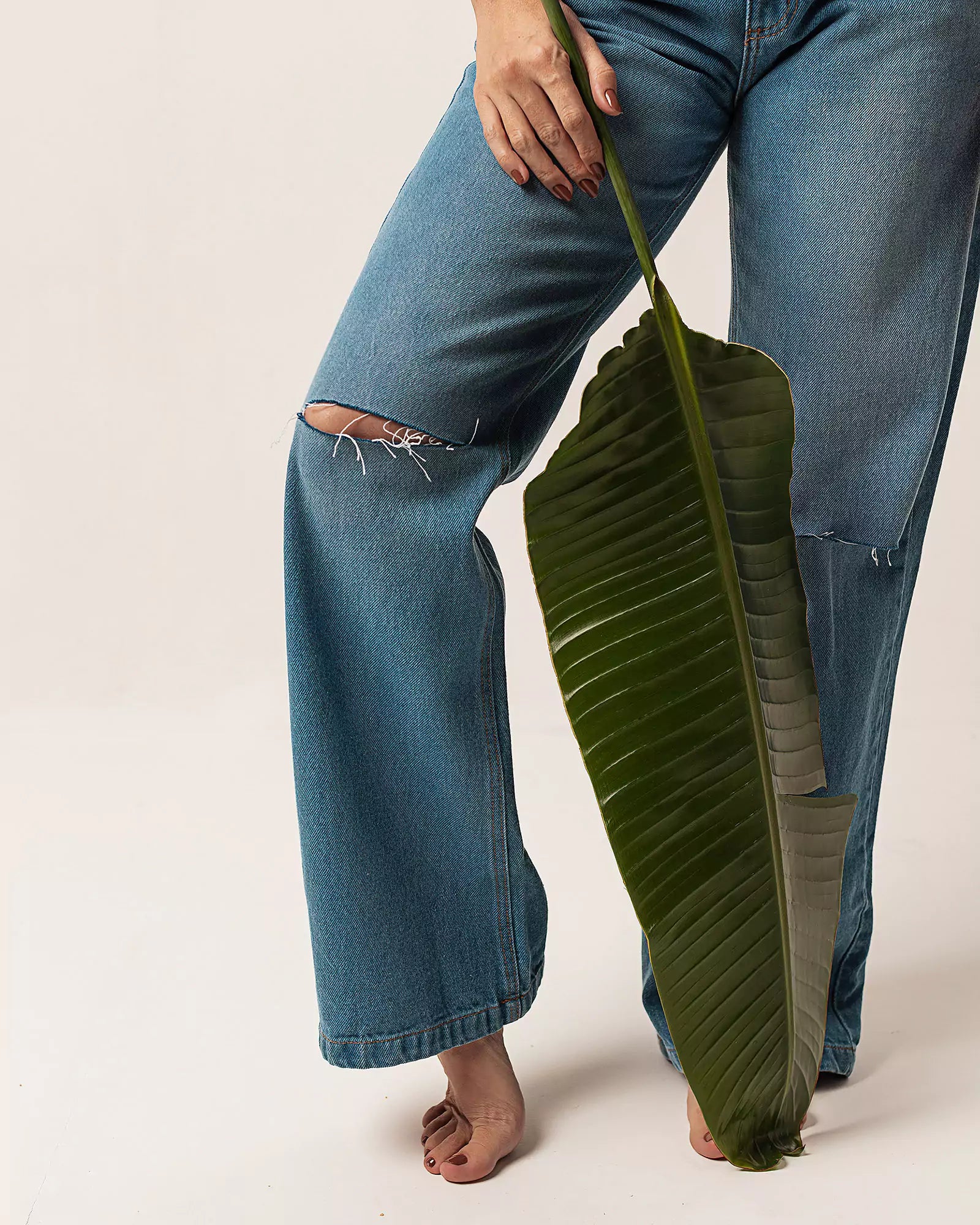 Calça Wide Leg com Rasgos Jeans Azul Médio Eco Denim™. Compre online moda sustentável e atemporal na Minimadeia. Roupas femininas estilosas, básicas e sustentáveis. Foto produto 04