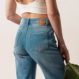 Calça Wide Leg com Rasgos Jeans Azul Médio Eco Denim™. Compre online moda sustentável e atemporal na Minimadeia. Roupas femininas estilosas, básicas e sustentáveis. Foto produto 03