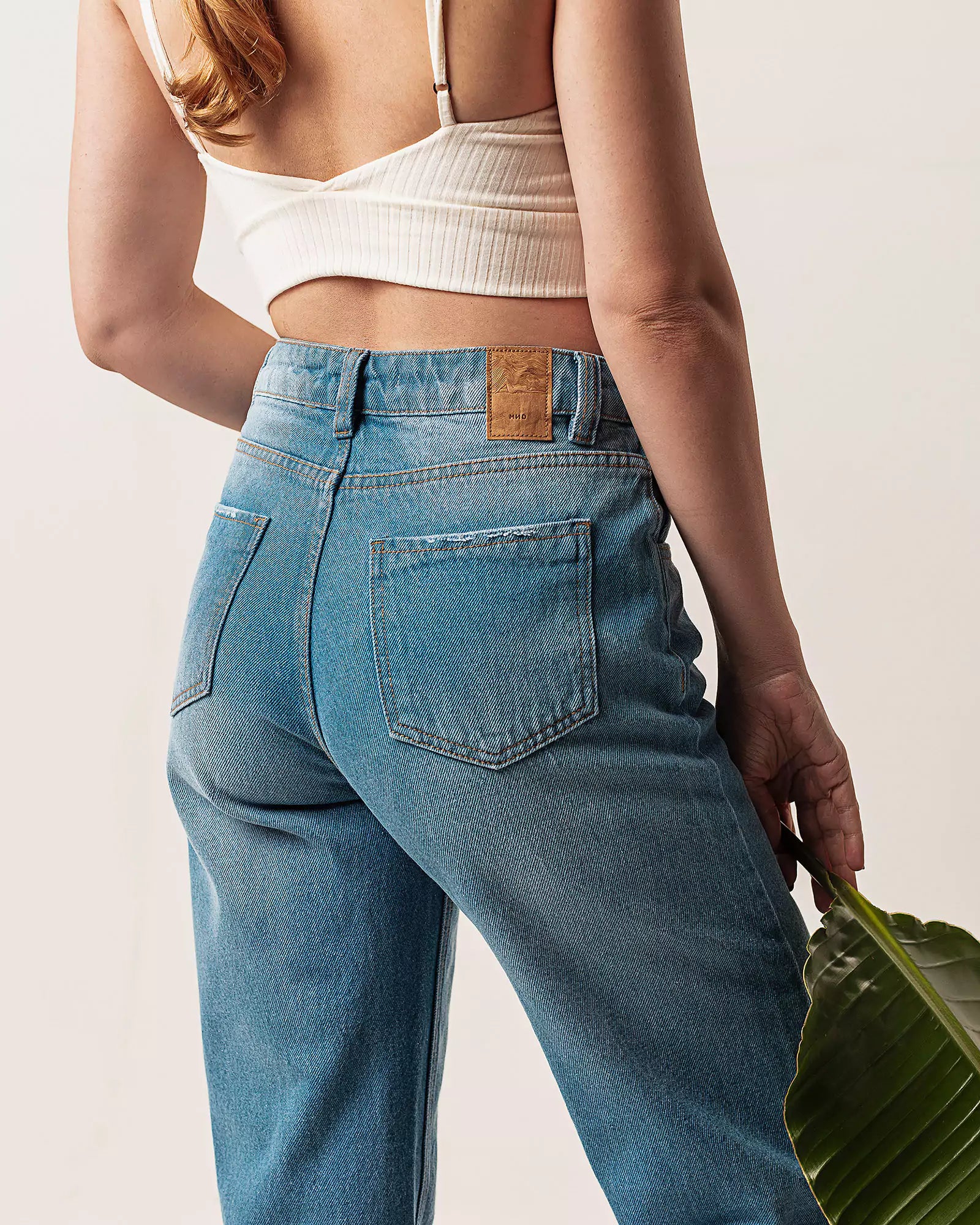 Calça Wide Leg com Rasgos Jeans Azul Médio Eco Denim™. Compre online moda sustentável e atemporal na Minimadeia. Roupas femininas estilosas, básicas e sustentáveis. Foto produto 03