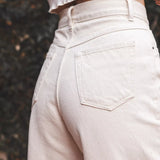 Calça Jeans Wide Leg Bege Natural Eco Denim™. Compre online moda sustentável e atemporal na Minimadeia. Roupas femininas estilosas, básicas e sustentáveis. Foto produto 04