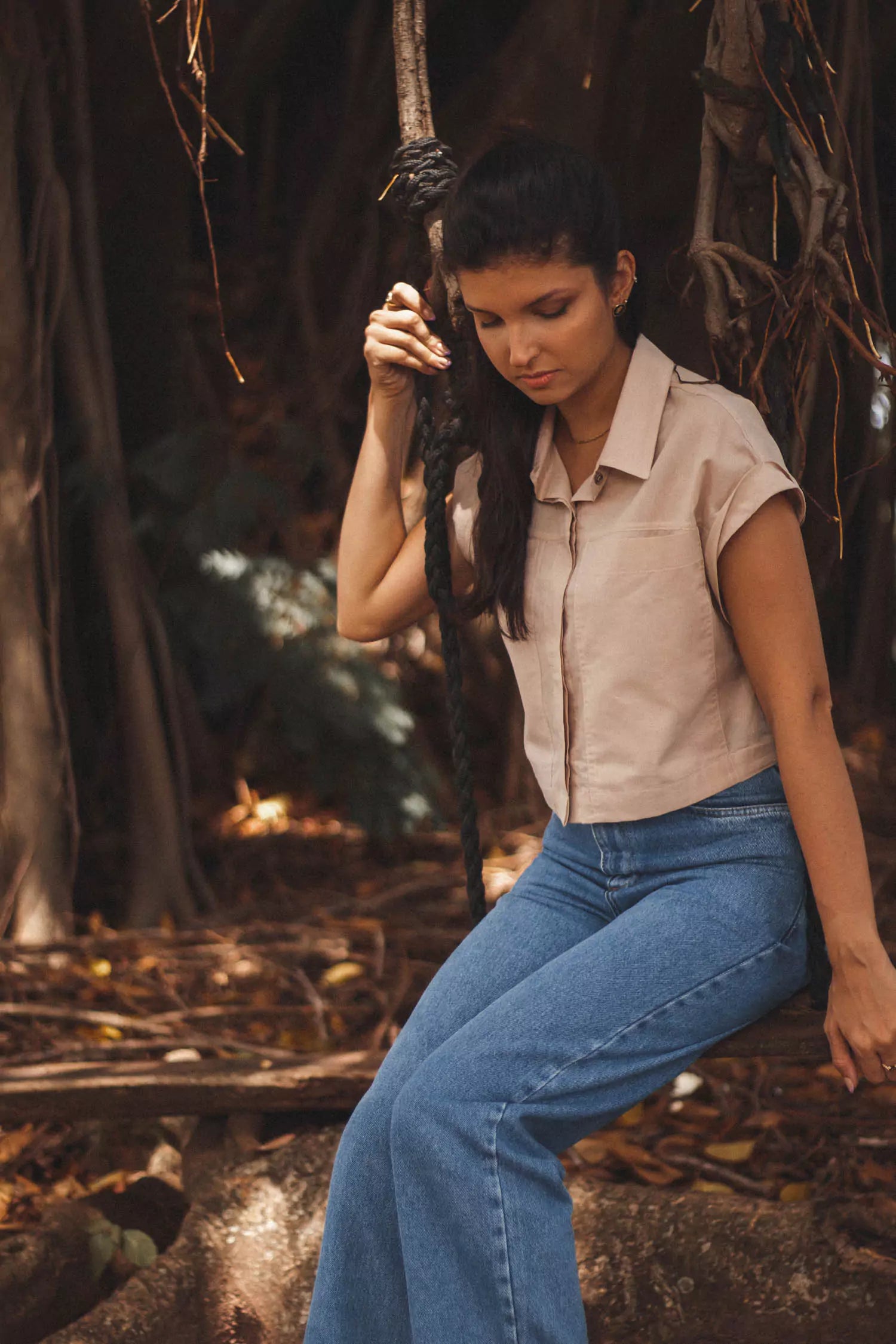Camisa Cropped em Voil de Algodão BCI™ Bege. Compre online moda sustentável e atemporal na Minimadeia. Roupas femininas estilosas, básicas e sustentáveis. Foto produto destaque