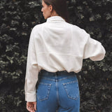 Camisa Oversized de Linho Branca Off White. Compre online moda sustentável e atemporal na Minimadeia. Roupas femininas estilosas, básicas e sustentáveis. Foto produto 04