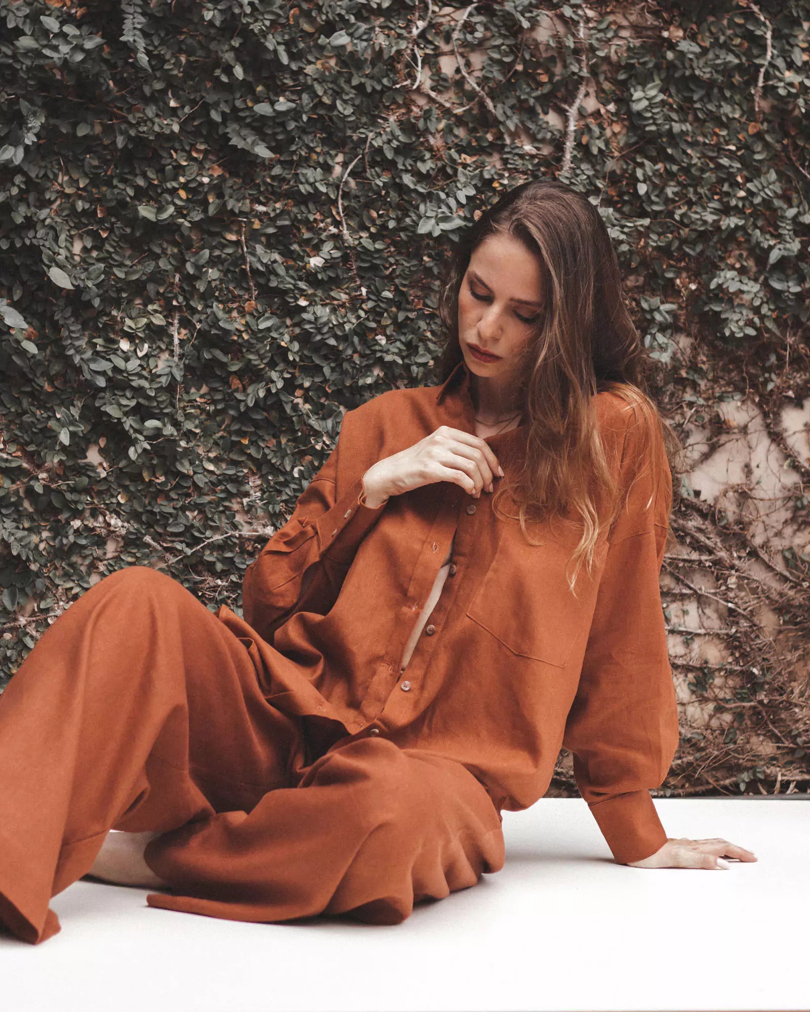 Camisa Oversized de Linho Laranja Telha. Compre online moda sustentável e atemporal na Minimadeia. Roupas femininas estilosas, básicas e sustentáveis. Foto produto destaque