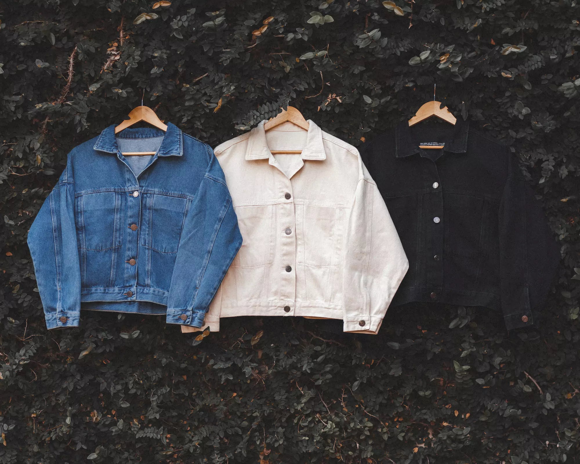 Jaqueta Jeans Oversized Eco Denim™. Compre online moda sustentável e atemporal na Minimadeia. Roupas femininas estilosas, básicas e sustentáveis. Foto produto destaque