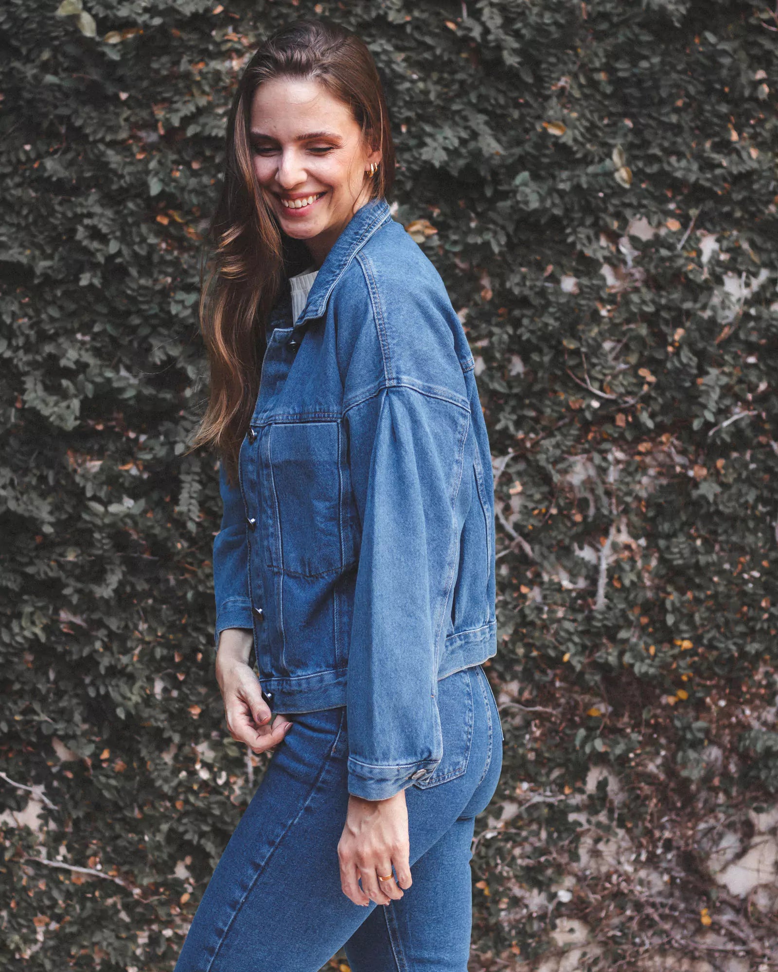 Jaqueta Jeans Oversized Azul Médio Eco Denim™. Compre online moda sustentável e atemporal na Minimadeia. Roupas femininas estilosas, básicas e sustentáveis. Foto produto 03