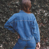 Jaqueta Jeans Oversized Azul Médio Eco Denim™. Compre online moda sustentável e atemporal na Minimadeia. Roupas femininas estilosas, básicas e sustentáveis. Foto produto 02