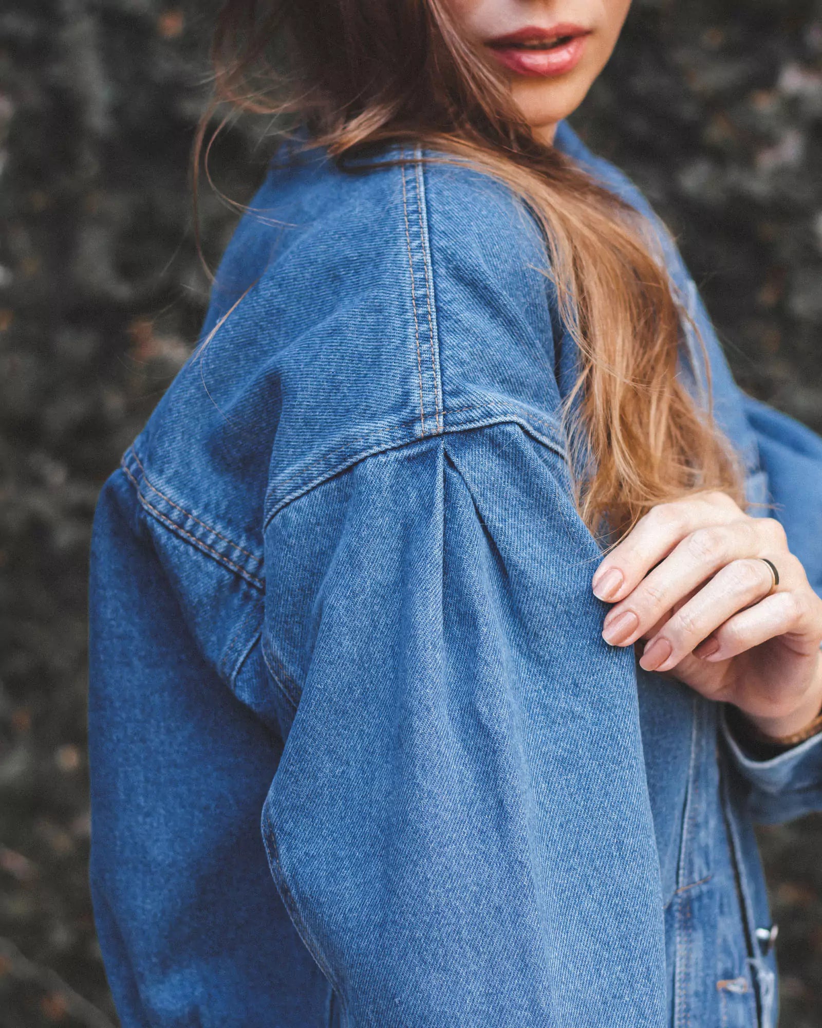 Jaqueta Jeans Oversized Azul Médio Eco Denim™. Compre online moda sustentável e atemporal na Minimadeia. Roupas femininas estilosas, básicas e sustentáveis. Foto produto 04