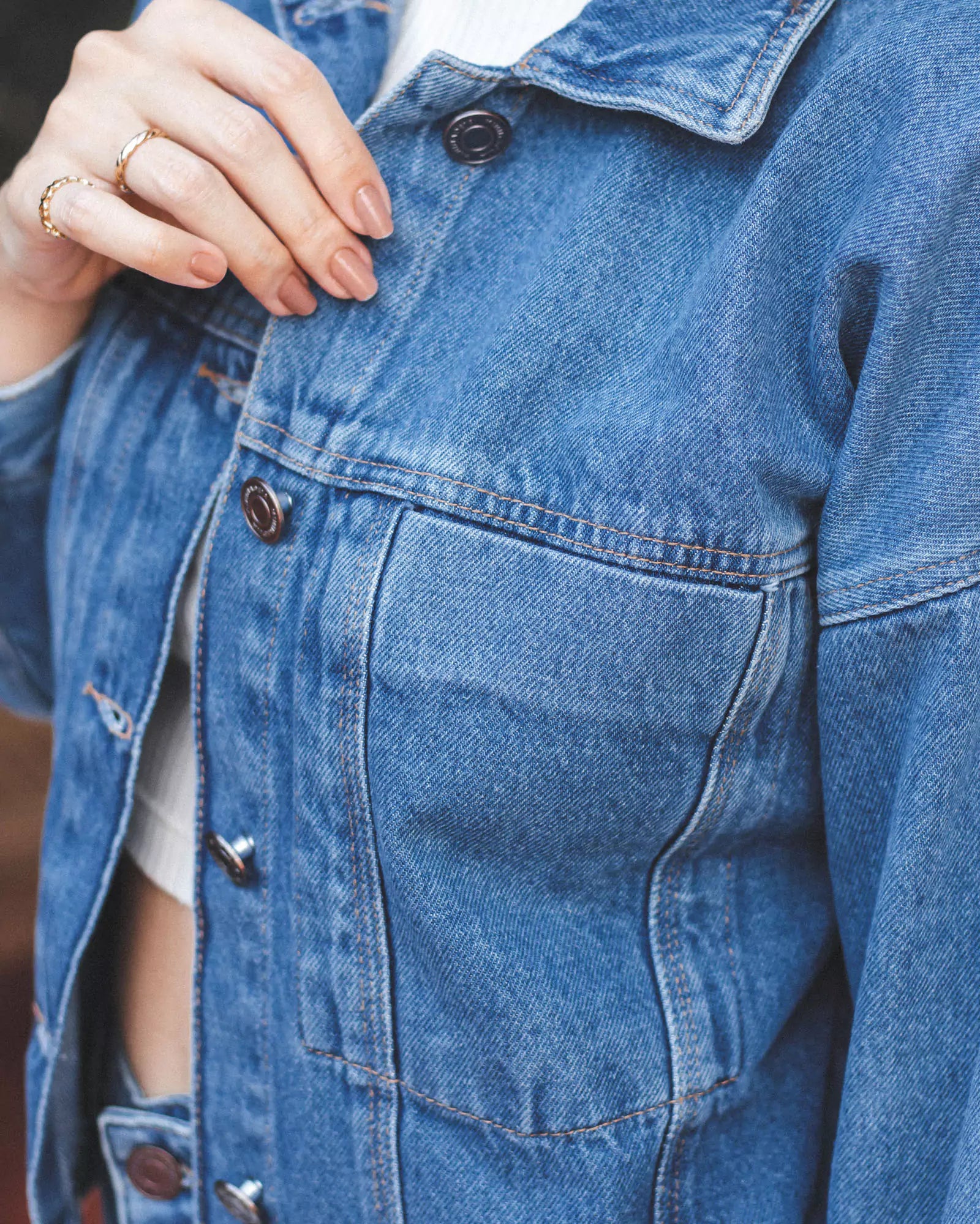 Jaqueta Jeans Oversized Azul Médio Eco Denim™. Compre online moda sustentável e atemporal na Minimadeia. Roupas femininas estilosas, básicas e sustentáveis. Foto produto 05