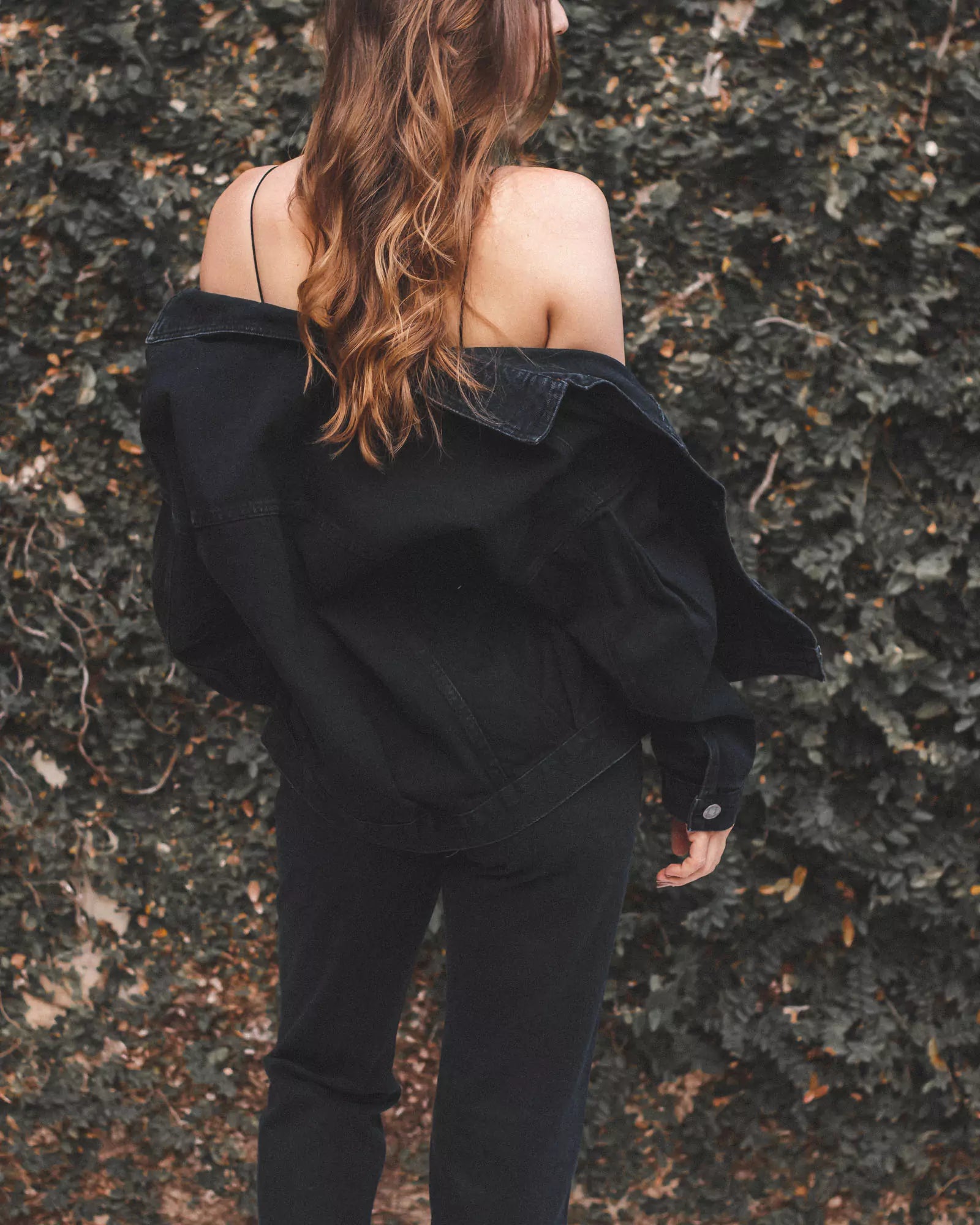 Jaqueta Jeans Oversized Preta Eco Denim™. Compre online moda sustentável e atemporal na Minimadeia. Roupas femininas estilosas, básicas e sustentáveis. Foto produto destaque