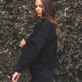 Jaqueta Jeans Oversized Preta Eco Denim™. Compre online moda sustentável e atemporal na Minimadeia. Roupas femininas estilosas, básicas e sustentáveis. Foto produto 02